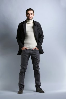 gri arka plan üzerinde zarif adam