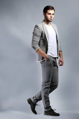 gri zemin üzerine genç adam