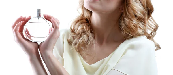 Hermosa joven con botella de perfume aislado en blanco — Foto de Stock