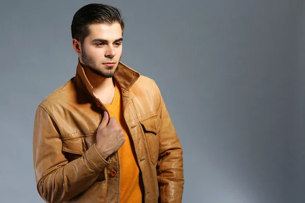 Portrait of young man on gray background — Stock Photo, Image