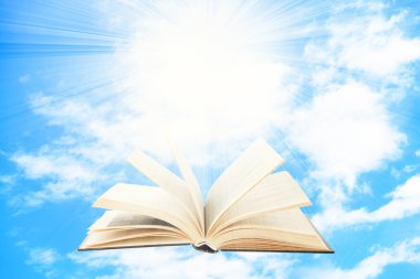 Gökyüzü arka plan üzerine açık kitap