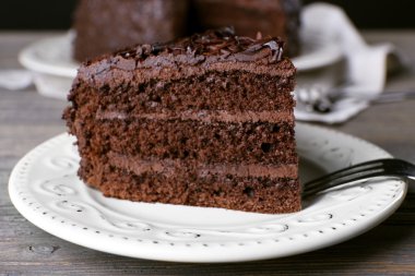 Beyaz ahşap masa arka plan, closeup tabağa lezzetli çikolatalı kek