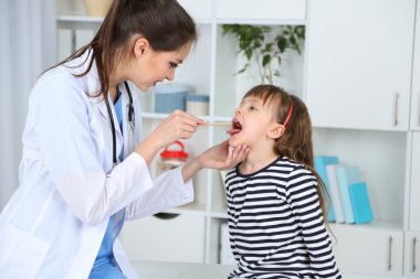 Küçük kız ve genç doktor hastanede.