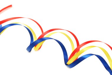 renkli şeritler üzerinde beyaz izole