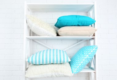 Raf üzerinde duvar arka plan dekoratif yastıklar