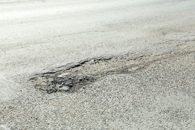 Çukurları olan çok kaliteli bir yol.