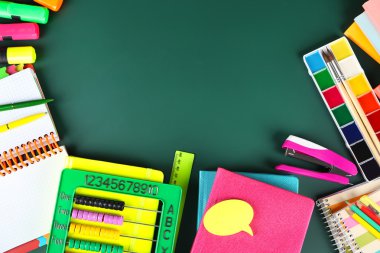 Blackboard arka plan üzerinde parlak okul malzemeleri