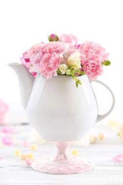 Beyaz izole çaydanlık güzel bahar çiçekleri