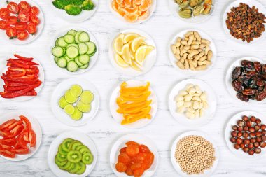 farklı ürünler üzerinde daireler ahşap tablo, üstten görünüm