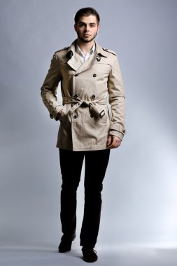 ceket gri arka plan üzerinde genç adam
