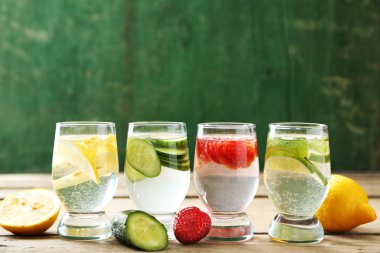 Farklı ev yapımı tazelik sağlıklı vitamini takviye edilmiş su bardak ahşap tablo