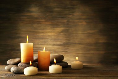 mumlar ve spa taşlar ahşap arka plan üzerinde güzel kompozisyonu