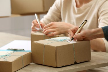Kadınlar işaretleri parsel postane içinde