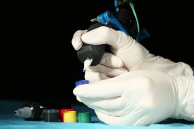 dövme sanatçısı iş yerinde, yakın çekim