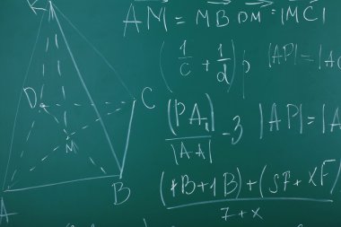 Kara tahta arka plan üzerinde matematik formülleri
