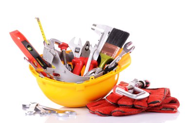 İnşaat araçları üzerinde beyaz izole kask içinde