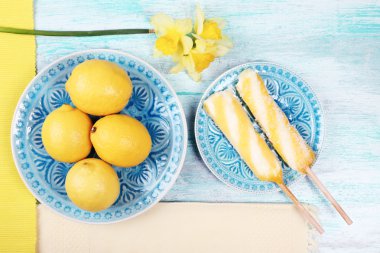 Limon ve dondurma plakaları üzerinde masa üstü göster
