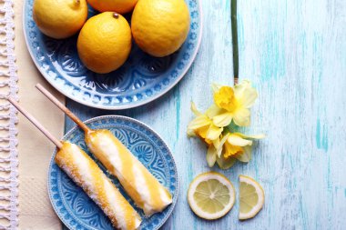 Limon ve dondurma plakaları üzerinde masa üstü göster