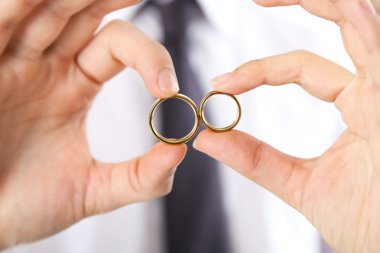 Kadın ve erkek üzerinde açık renkli Alyans, yakın çekim, holding