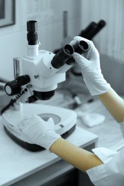 Bilimsel mikroskop objektif yakın çekim laboratuvar