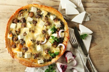 mantar, otlar ve ahşap masa arka plan üzerinde ekşi krem peynir pasta