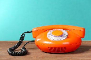 Yeşil zemin üzerine masada Retro kırmızı telefon