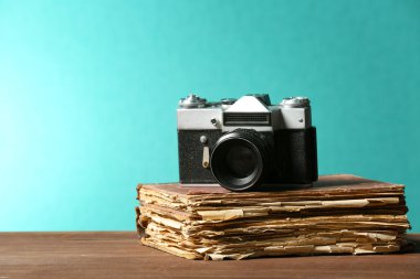 Tabloda yeşil zemin üzerine eski kitap ile Retro kamera