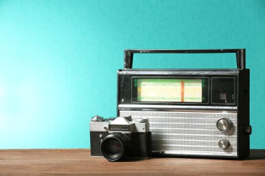 Yeşil duvar arka plan masaya eski retro radyo