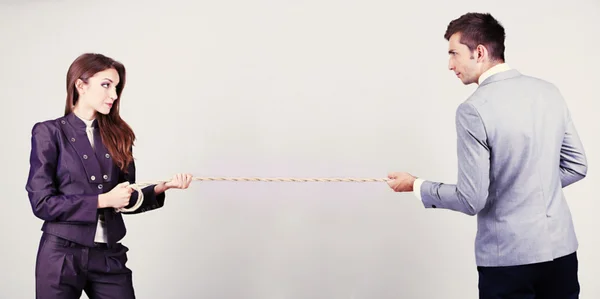 Affärsmän stretching rep på grå bakgrund — Stockfoto
