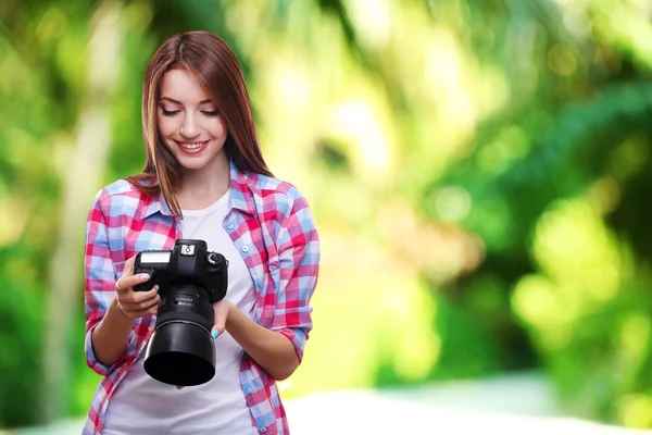 Młody fotograf kobieta robienia zdjęć na tle przyrody — Zdjęcie stockowe