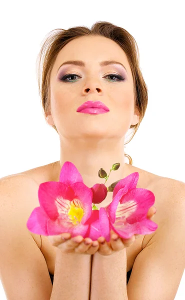 Piękna młoda kobieta trzyma kwiaty na białym tle — Zdjęcie stockowe