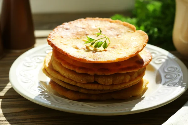 Tumpukan tortilla jagung dengan isian dan sayuran pada latar belakang meja kayu — Stok Foto