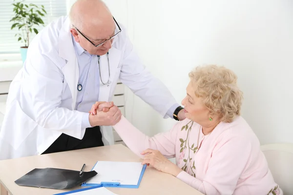 Doctor and patient in hospital clinic — Stock Photo, Image