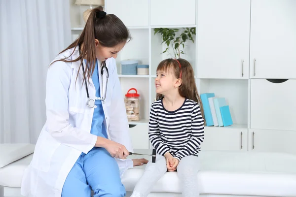 Petite fille et jeune médecin à l'hôpital — Photo