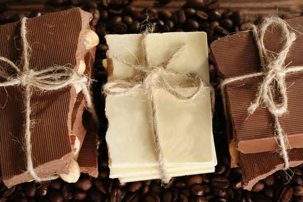 Kahve çekirdekleri, üstten görünüm ile bağlı çikolata yığın — Stok fotoğraf