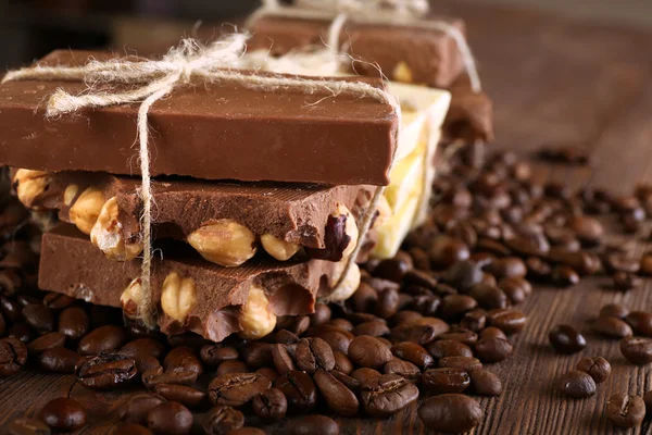 Pila di cioccolato legato con chicchi di caffè, primo piano — Foto Stock