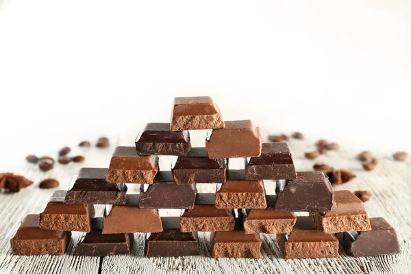 Piramis-a fából készült asztal elszigetelt fehér négyzet csokoládé — Stock Fotó