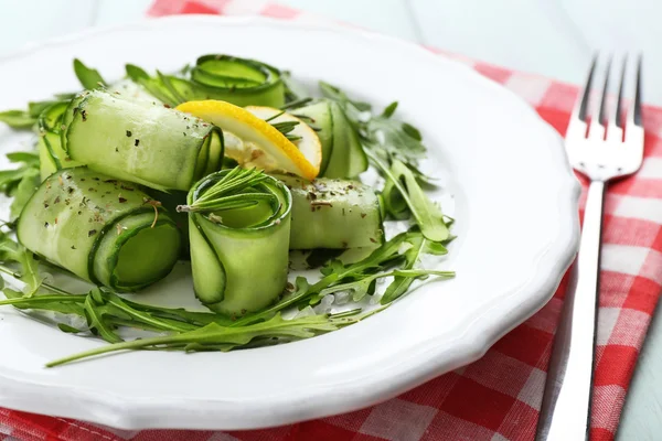 Yeşil salata salatalık, roka ve biberiye, closeup ile tabak — Stok fotoğraf