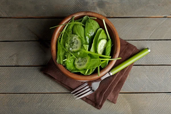 Salada verde em tigela na mesa de madeira, vista superior — Fotografia de Stock