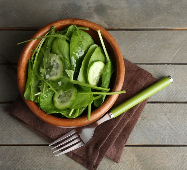 Salada verde em tigela na mesa de madeira, vista superior — Fotografia de Stock