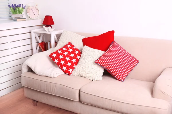 Modernt rum med bekväma soffa, inomhus — Stockfoto