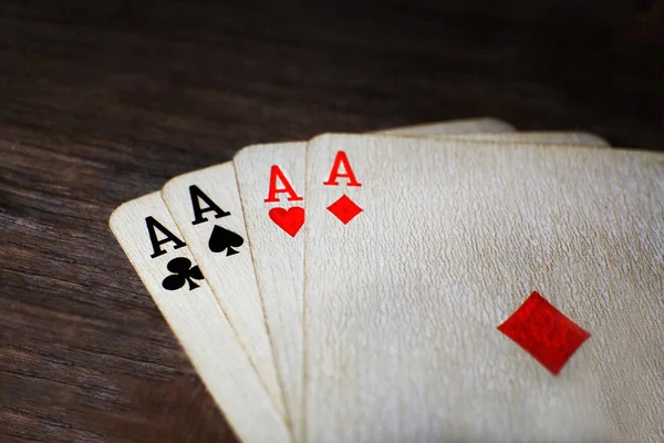 Speelkaarten op houten tafel, close-up — Stockfoto