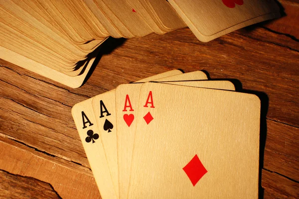 Gra w karty na drewnianym stole, zbliżenie — Zdjęcie stockowe