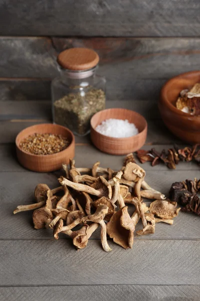 Setas secas con especias sobre fondo de madera —  Fotos de Stock