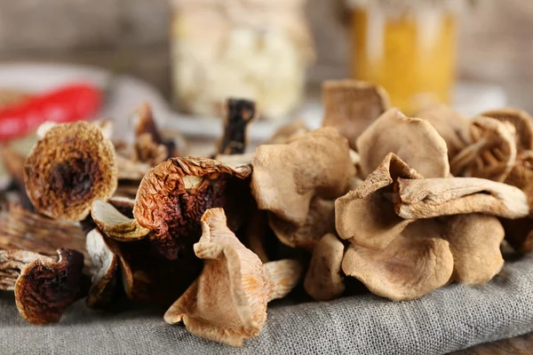 Сушені гриби зі спеціями на дерев'яному фоні — стокове фото