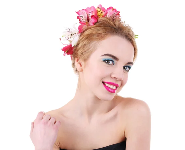 Retrato de mulher jovem com flores no cabelo isolado em branco — Fotografia de Stock