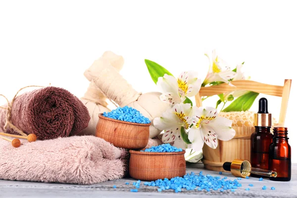 Balneario bodegón con flor sobre mesa de madera aislada sobre blanco —  Fotos de Stock