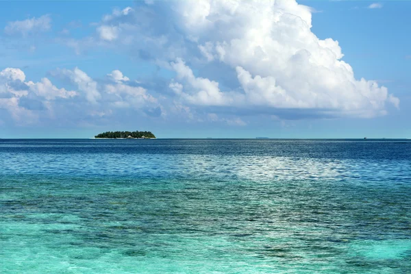 Vista de las hermosas aguas azules del océano en el resort — Foto de Stock