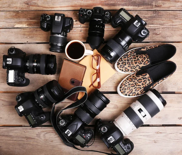 Natura morta con fotocamere moderne su tavolo in legno, vista dall'alto — Foto Stock