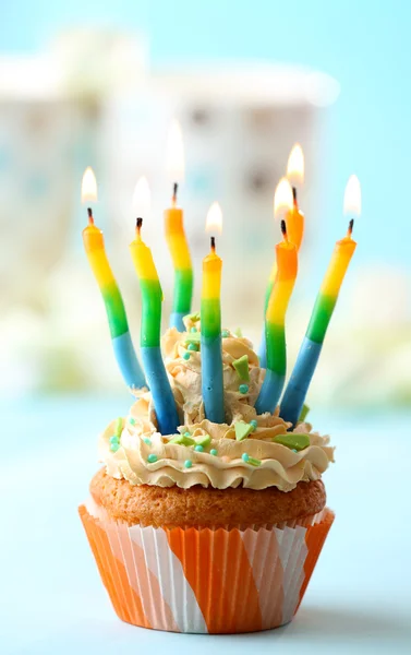 Verjaardag cupcake met kaarsen op kleur achtergrond — Stockfoto